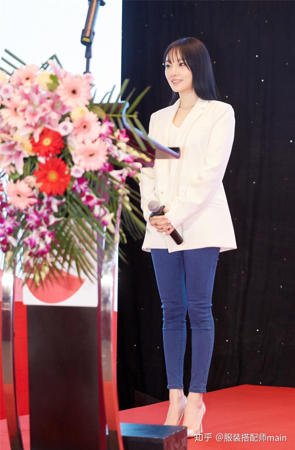 西装达人李小璐挑战白西服造型,混搭牛仔干练温柔,竟看不出38岁