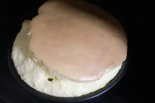 戚风蛋糕表面开裂但里面不熟是什么原因?