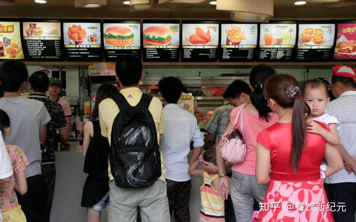门店排队背后的秘密:为何星巴克横着排,而肯德基却是竖着排?