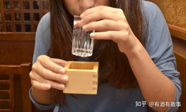 [日本清酒小知识] 神秘的日本酒器ー小木盒「枡」，究竟是什么？木盒里面的酒怎么喝？ - 知乎