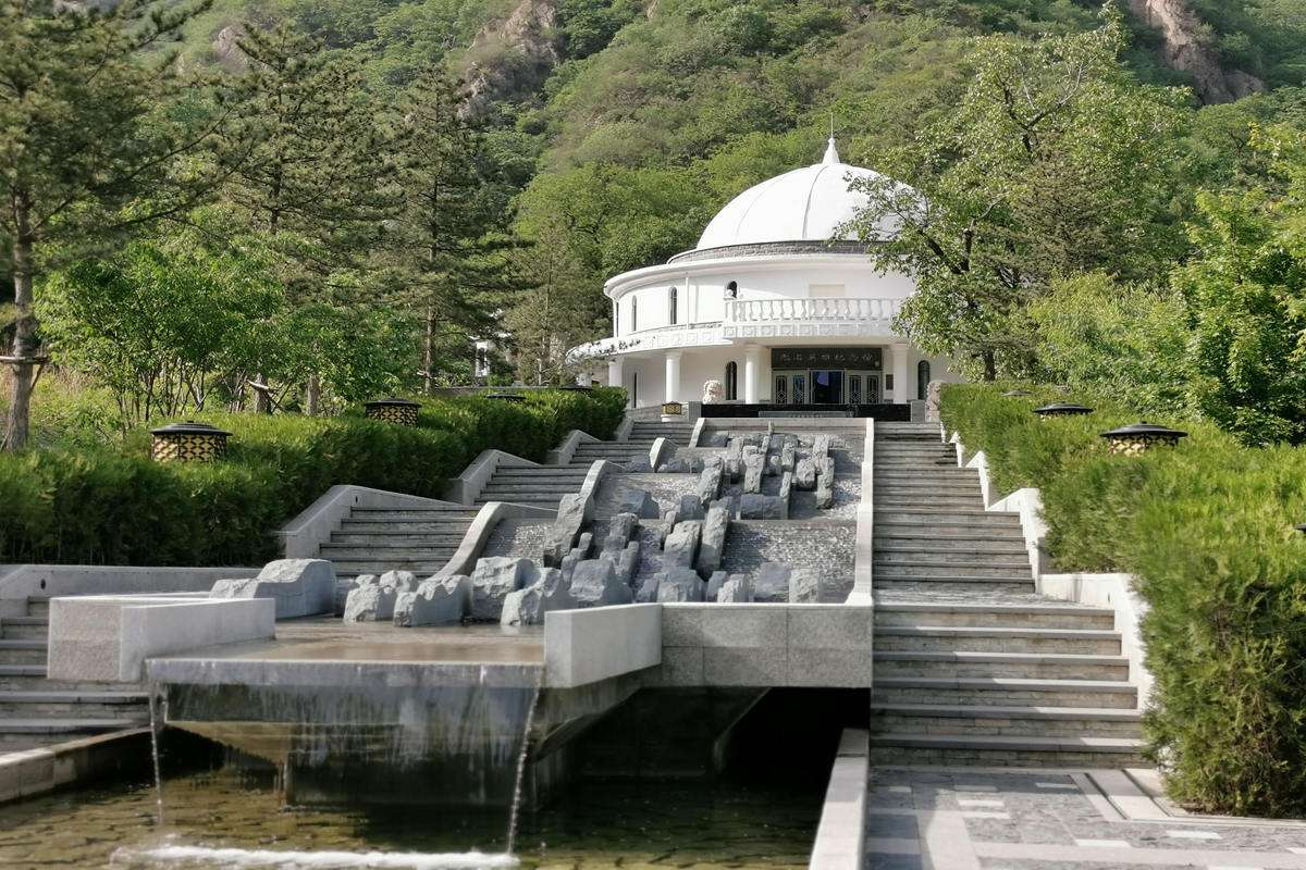 作為坐落在北京中軸線正北延長線上的陵園,九公山紀念林環山抱水,更享