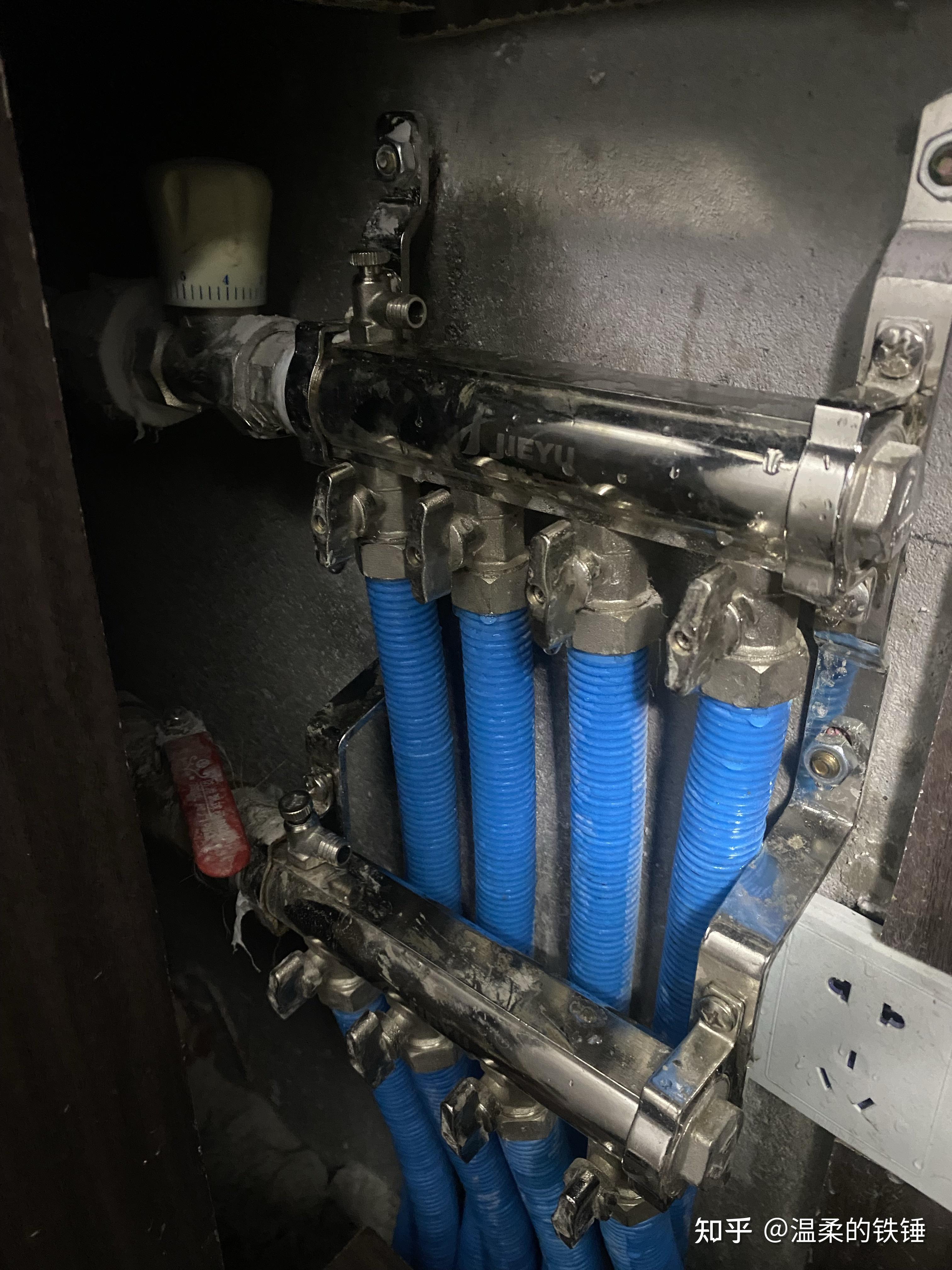 求大神看看我们家暖气不热这分水器哪个是进水哪个是回水