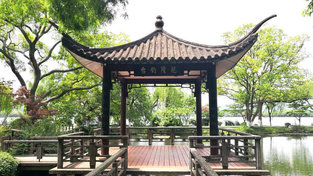 汪庄的特色在于在雷峰塔的北侧,二者互为映照,相互增色.