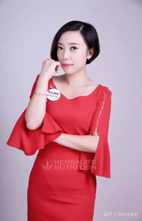 "胖照"成绝版,她和女儿似姐妹如今王玲美已经减肥成功5年了,她把减肥