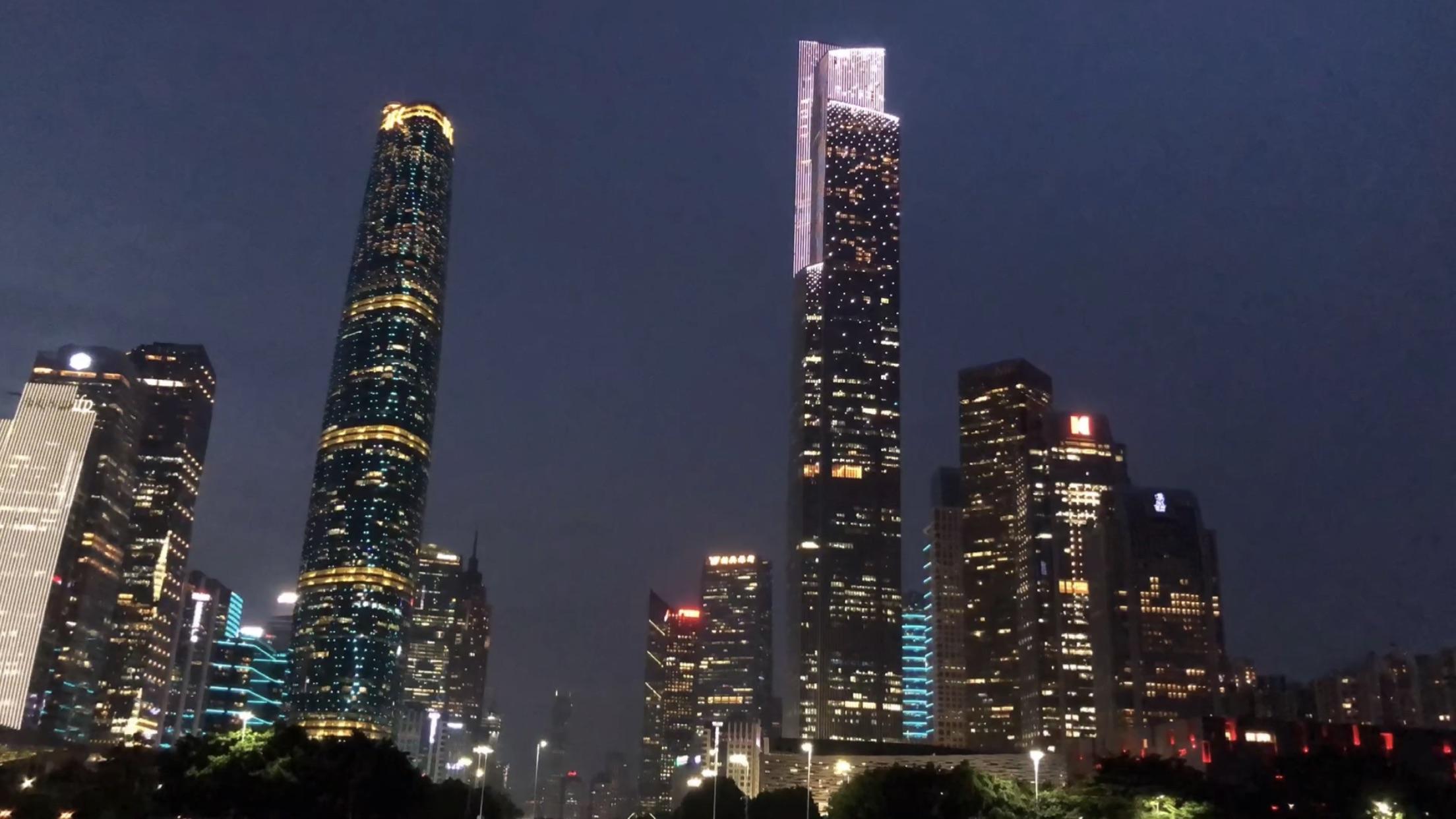 广州的广州塔,站在上面空中俯瞰整个广州市夜景,太震撼了