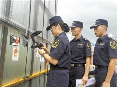 海事局与海关联合查验涉嫌进出口危险品瞒报有