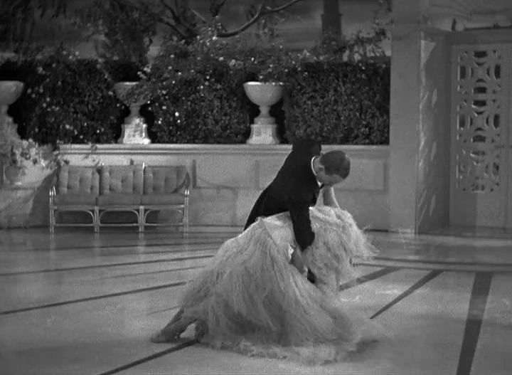 18  [闪灵]要说惊悚压迫感,库布里克[闪灵]中血漫电梯一幕绝对够味.