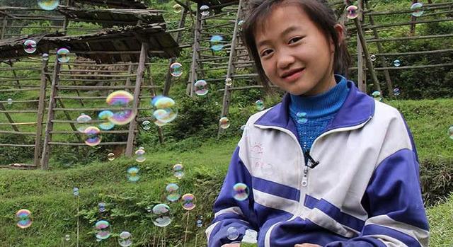 变形计神仙妹妹梁小友高二辍学后成网红浓妆直播惹众议