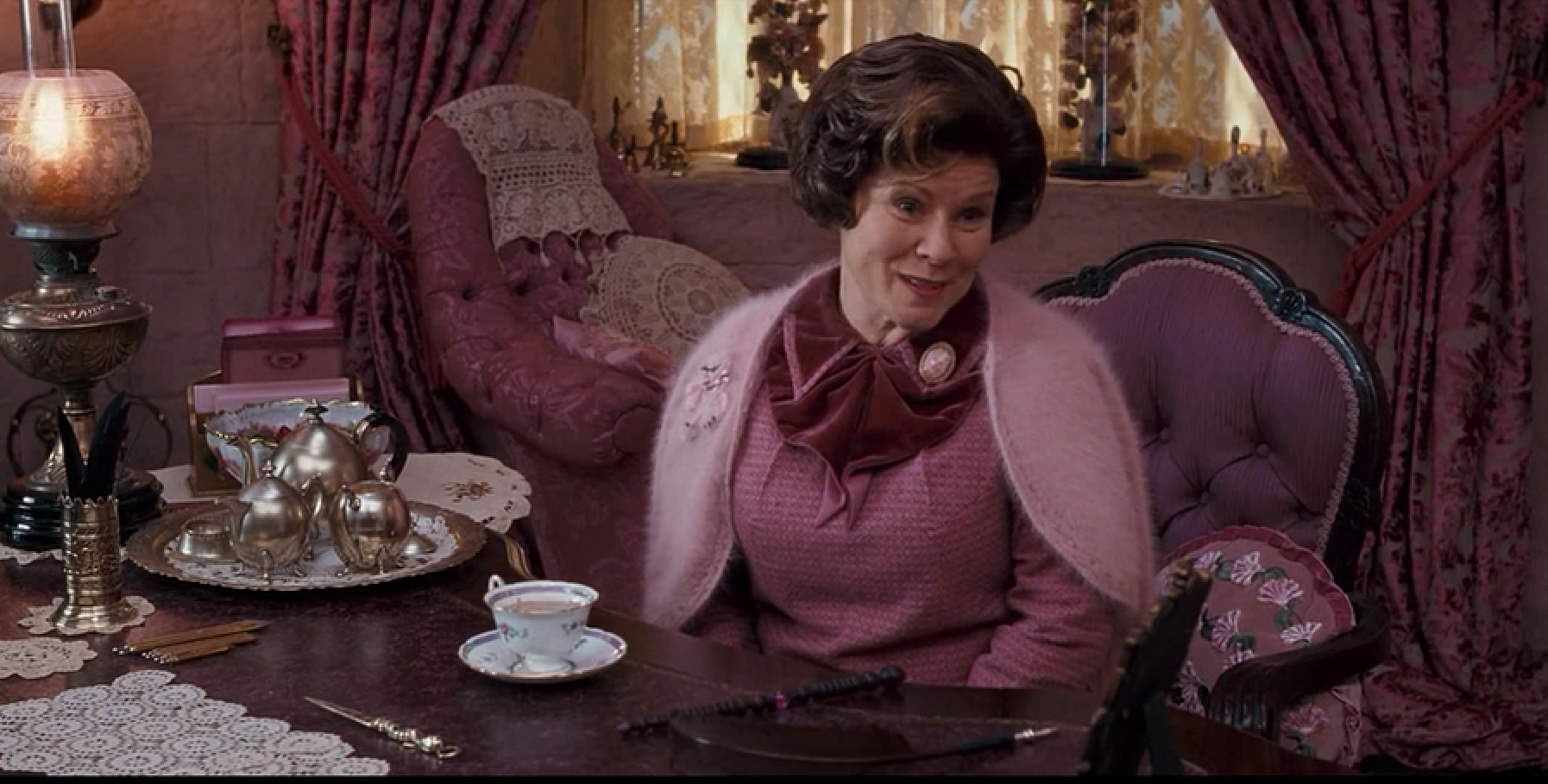 乌姆里奇在等哈利来关禁闭时,搅拌咖啡的勺子放在碟子里.3.