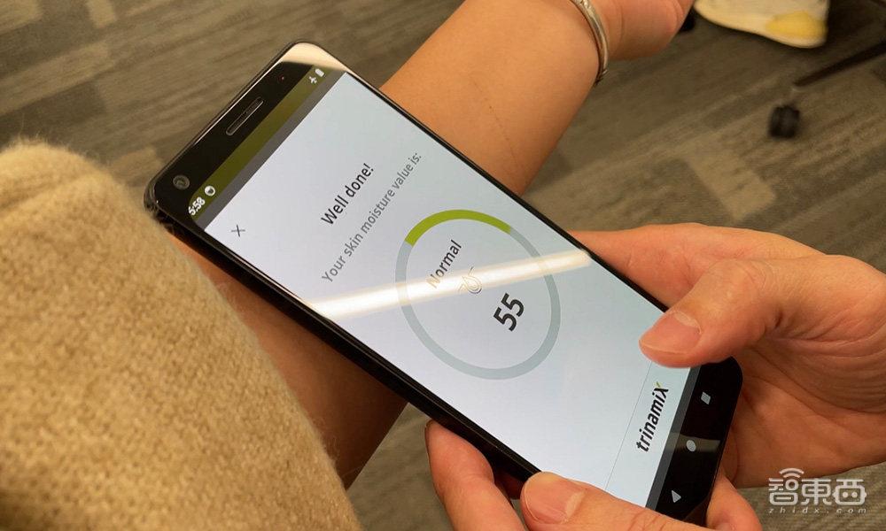 皮肤轻轻一贴3秒测出健康数据第一个手机上的微型光谱仪来了