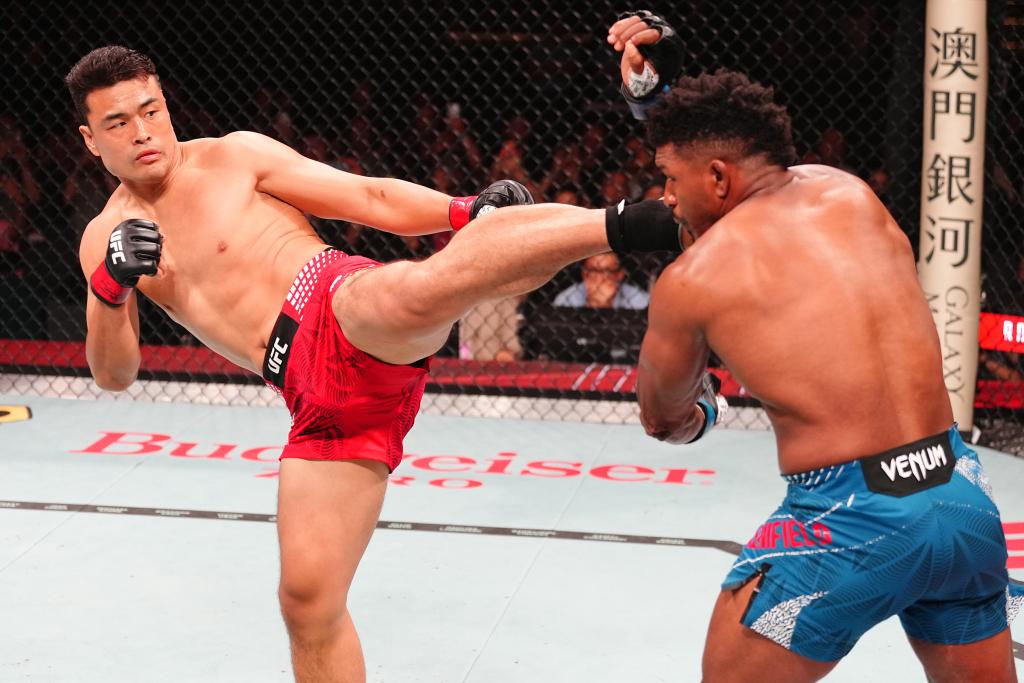 UFC澳门站联合主赛中，中国轻重量级名将张名扬首回合遭重拳TKO，如何评价他在本场比赛中的表现？