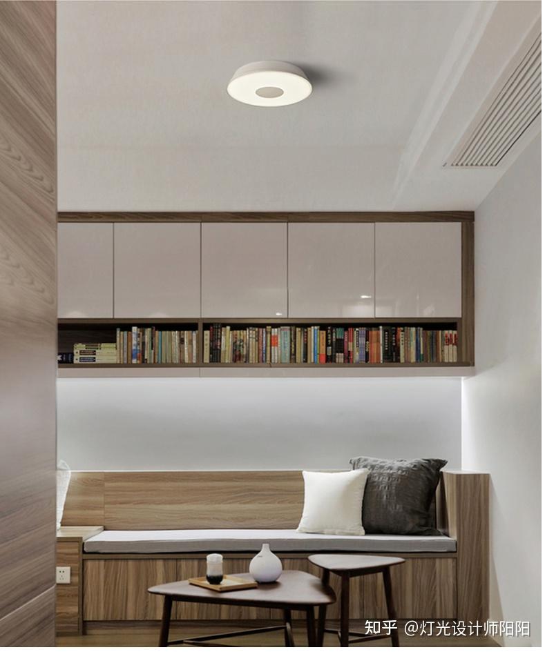 1,三色变光吸顶灯 线性一字灯三色变光吸顶灯为书房整体提供照明,让