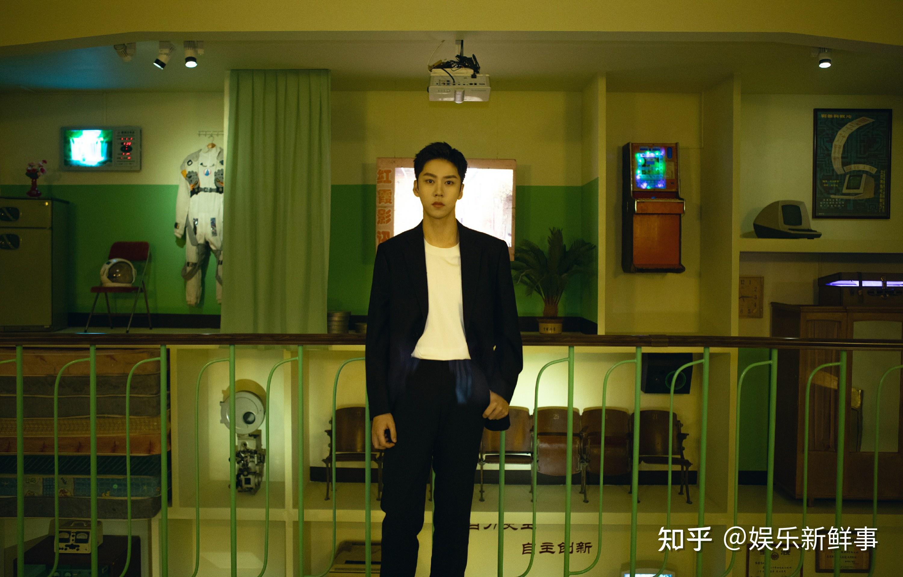 王加一出席曹斐个展献唱金曲致敬经典