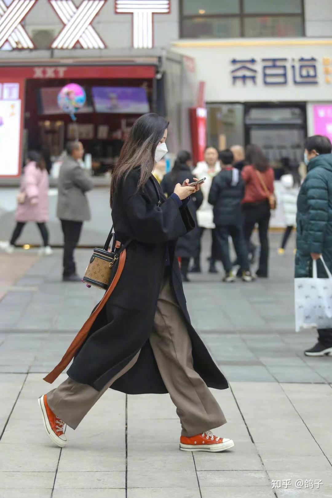 看街拍识包包lvcannes发财桶10组穿搭示范