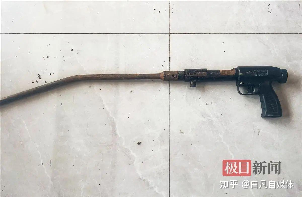 男子派出所交枪民警瞬间起立 - 知乎