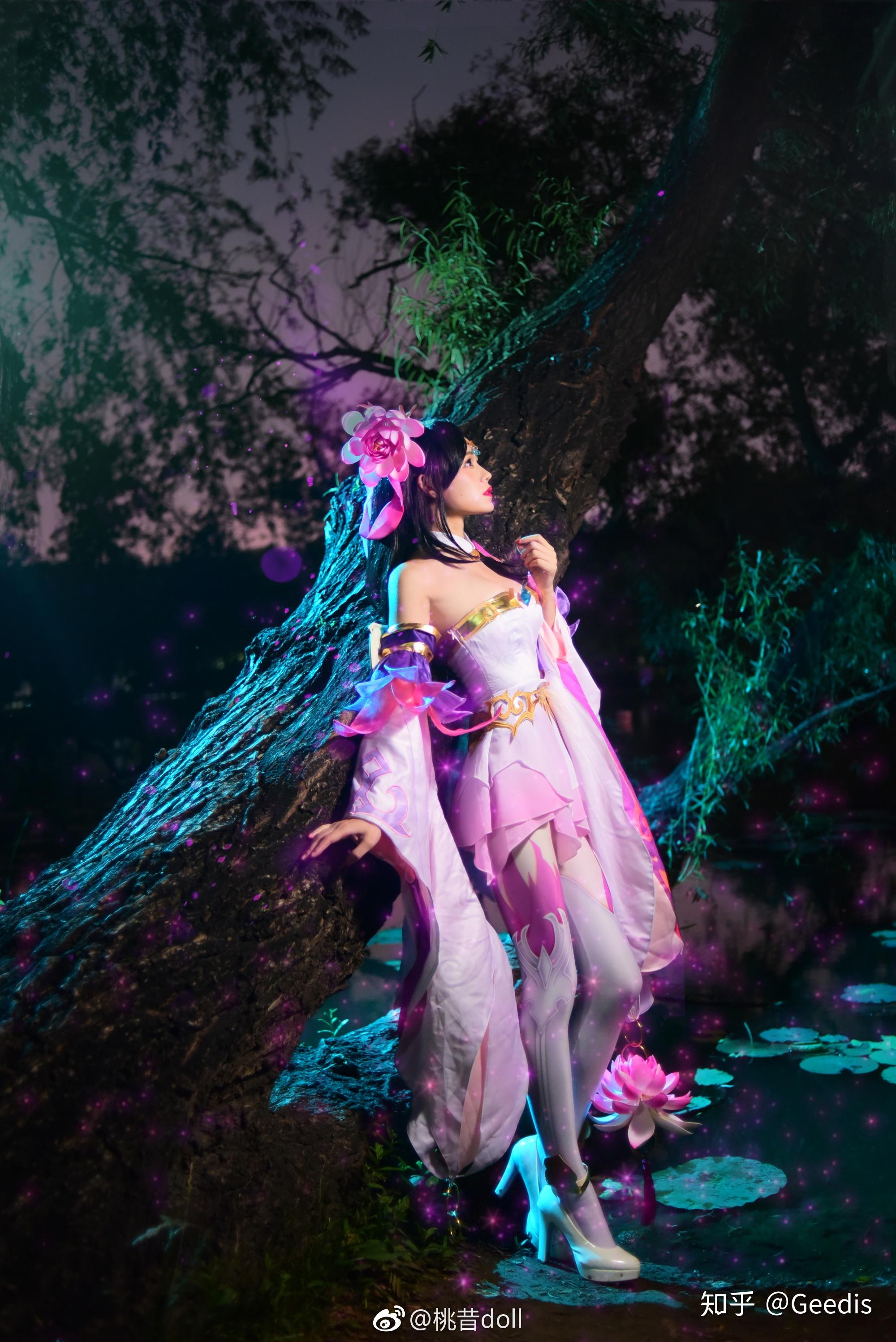 桃昔doll的第一组作品是cos貂蝉,在暗光环境下我注意到有两个光源,一