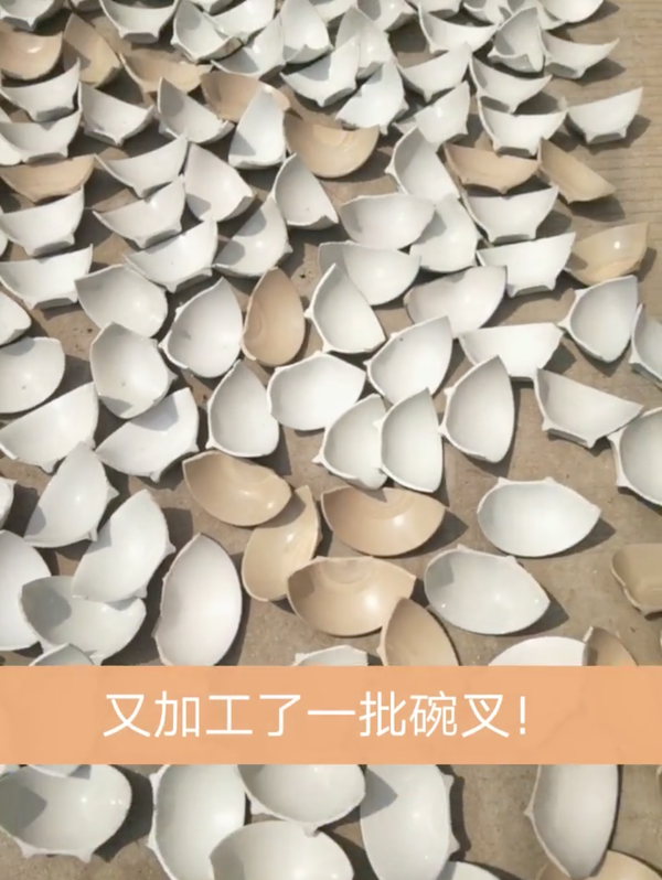 在旋律和行腔上,宋天福演唱的莲花落与老艺人不同,与姬银龙,杨晓琼等