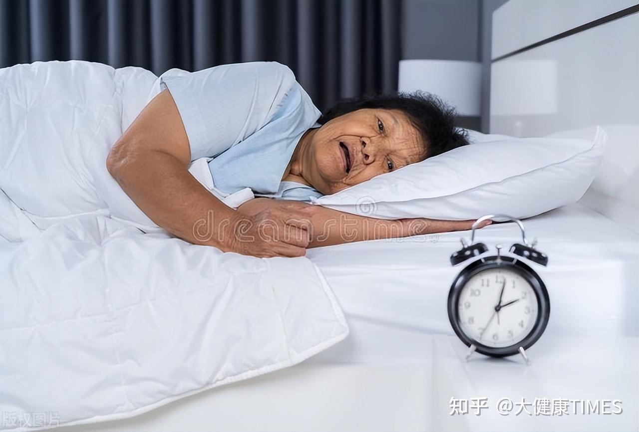 4K老年人卧室休息睡觉身体不适卧床人像视频视频特效素材-千库网