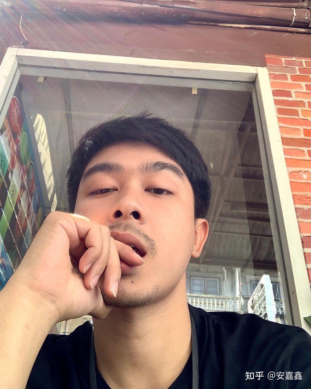 这是骗我的那个人发给我的他的自拍,他口才很好,把自己包装成高富帅.