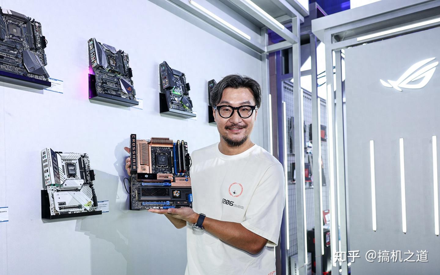 敬经典、竞超越,ROG CROSSHAIR 2006复刻版主板闪耀ROG DAY