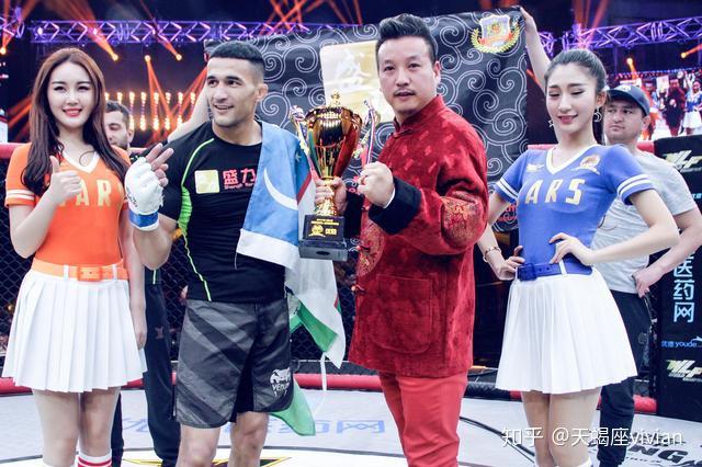 牛留栓为武林笼中对12乌兹别克斯坦选手库尔博诺夫颁奖