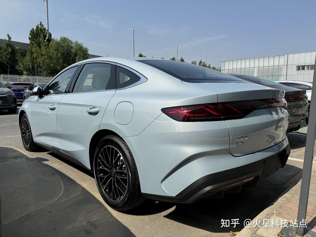 比亚迪双秦一年卖了65万辆,拿下年度双冠王,长续航新款也来了