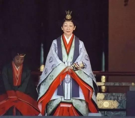日本皇室礼服大揭秘和服vs洋装颜色背后有深意