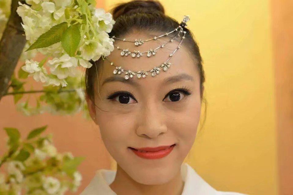 惹火模特眼睛流盼妩媚秀挺瑶鼻精致