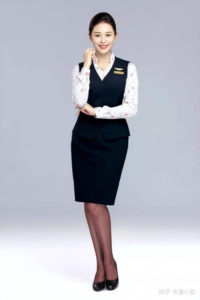 对于航空公司来说,空姐就是门面担当,而严格来讲裙子,其实是世界礼仪