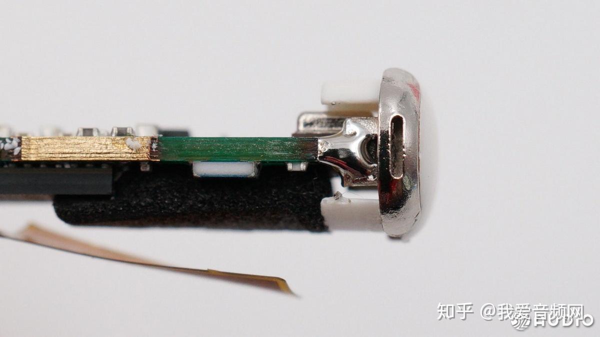 从耳机柄底部撬开,取出条形主板.充电触点正负极直接焊接在主板上.