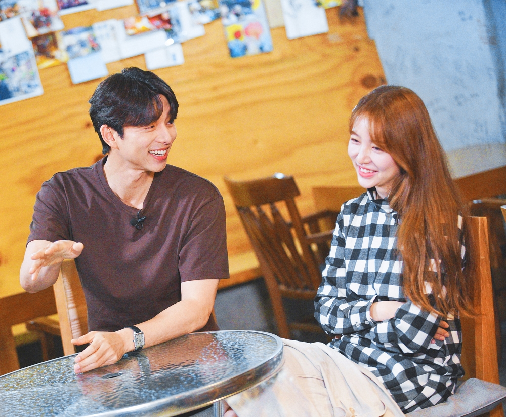 尹恩惠(右)跟孔刘去年重聚,畅聊当年拍摄《咖啡王子1号店》趣事.