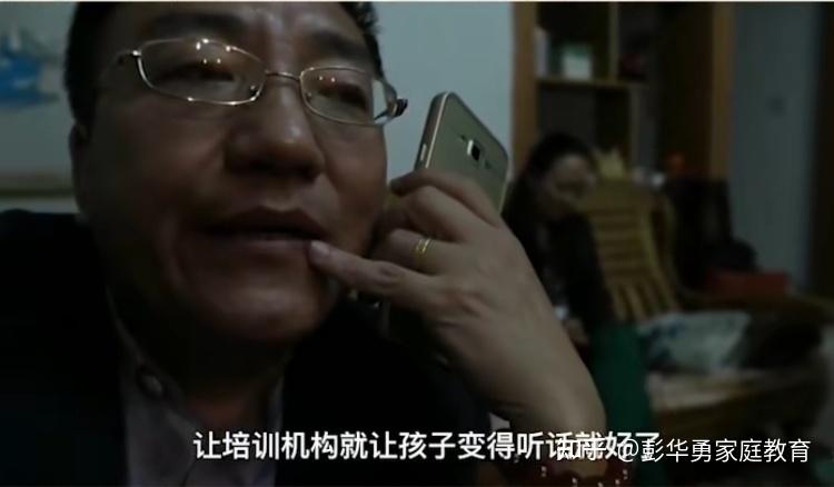 家明父亲表示,孩子不上学有网瘾,只是孩子自己生病了需要矫正,父母是