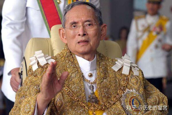 70年)拉玛九世是至今统治泰国的曼谷王朝的第九代国王,生于1927年