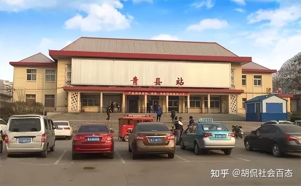 河北一火车站中午锁门乘客忍着高温无法进站火车站有原因