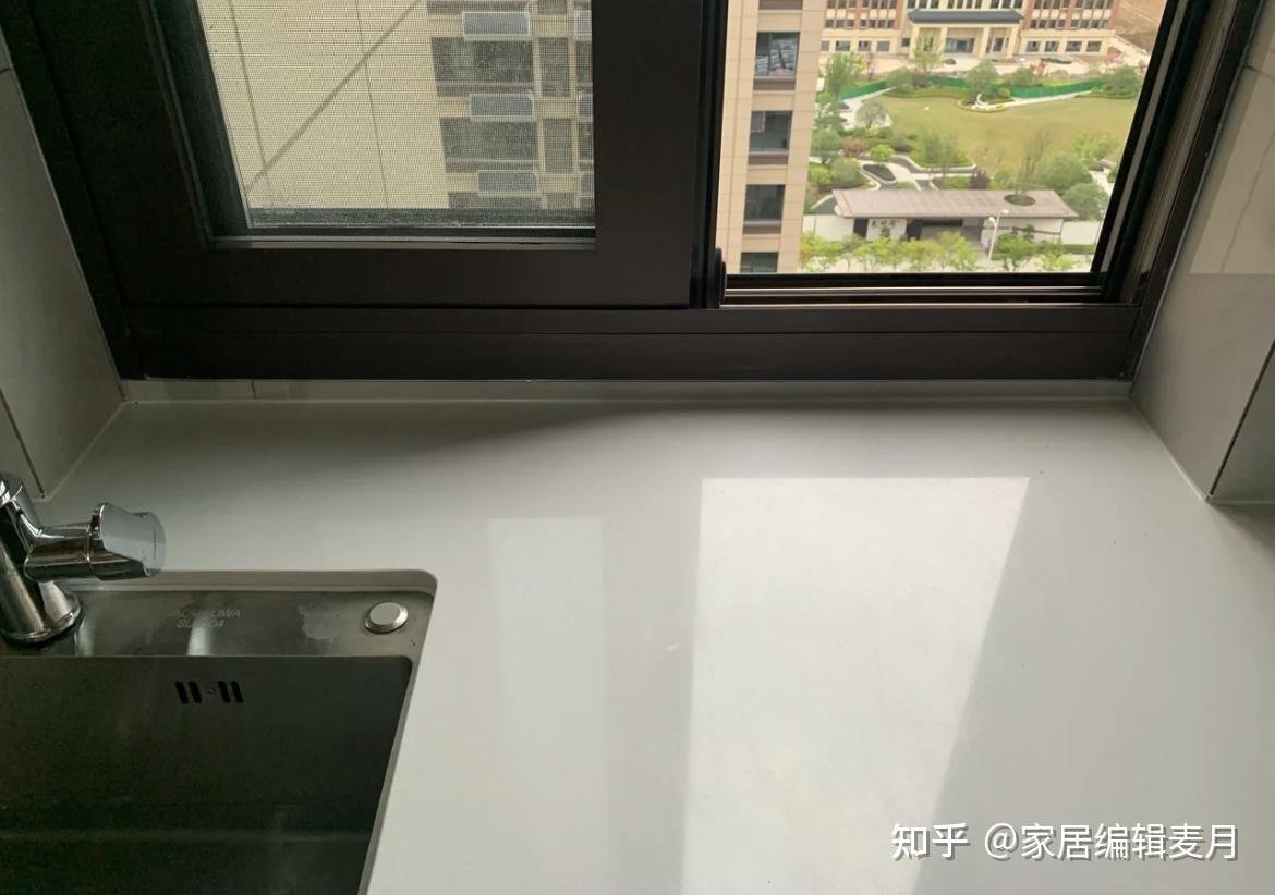 想要这样做,就提前量好窗户高度,订好台面高度,看相差数据,三四公分的