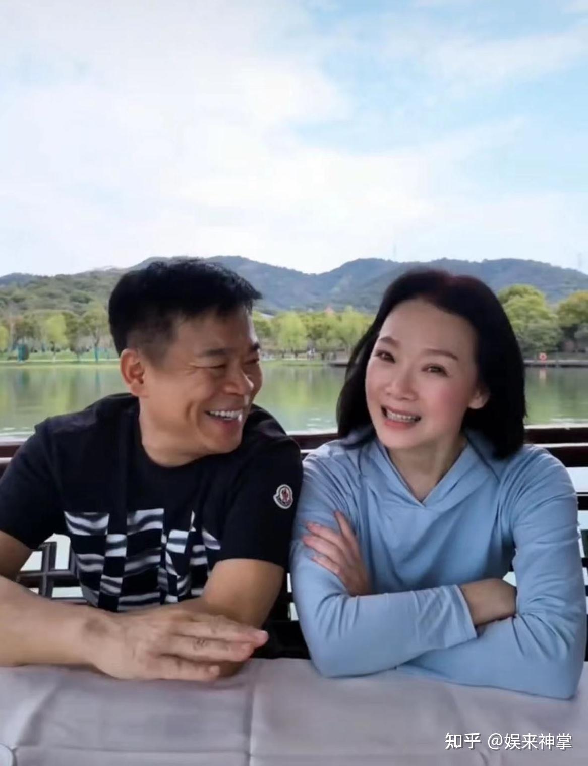 吕薇自称与孙浩是青梅竹马,两人年过半百仍未婚,网友赶忙撮合
