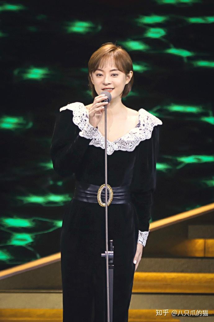 孙俪走飞天奖红毯穿丝绒裙端庄优雅38岁留妹妹头一点不违和