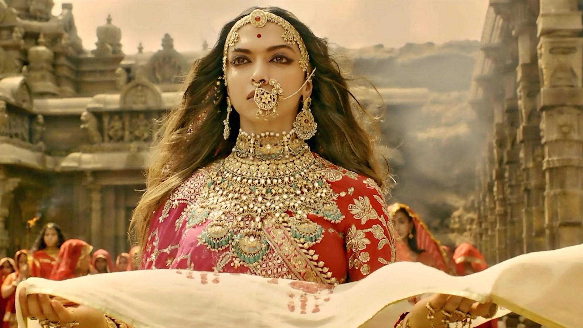 国王娶了野女人做王后却不知她是个女巫还靠吸食女孩维持美貌