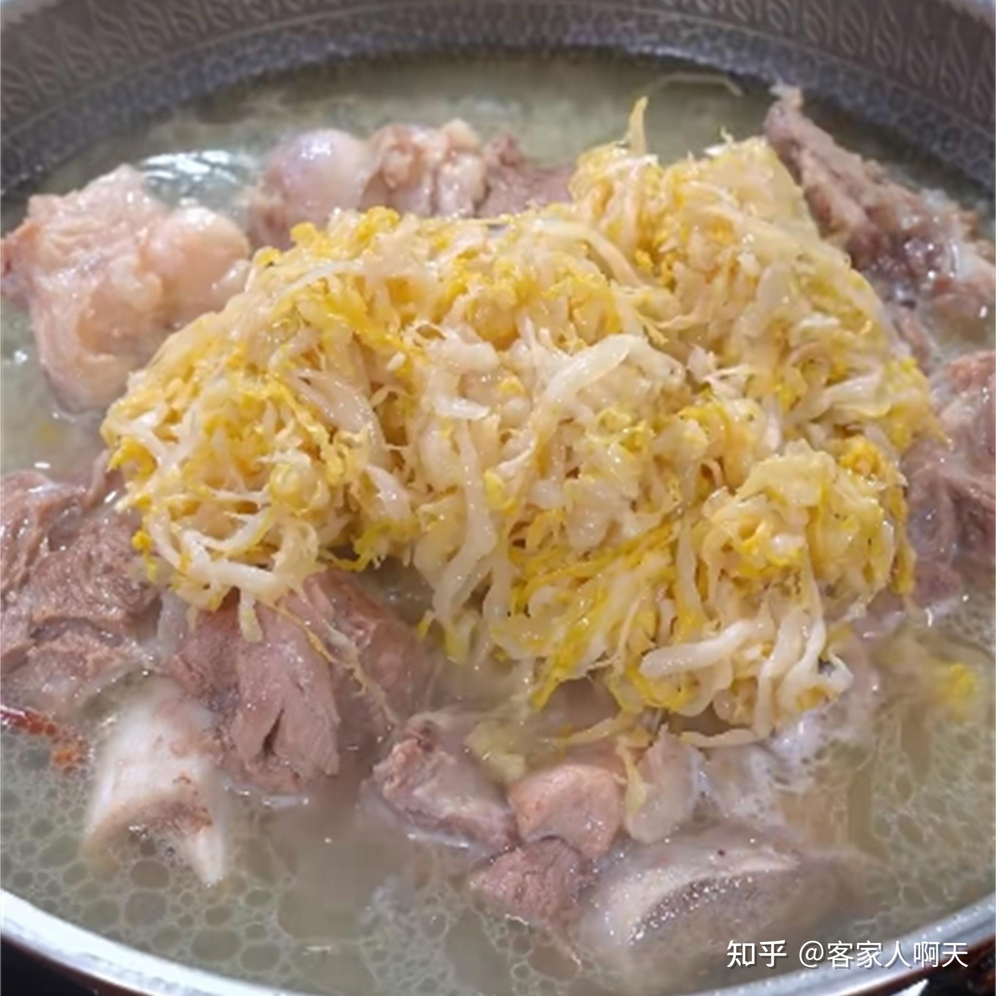 酸菜炖大骨头的做法东北家常美味醇厚口感让你欲罢不能