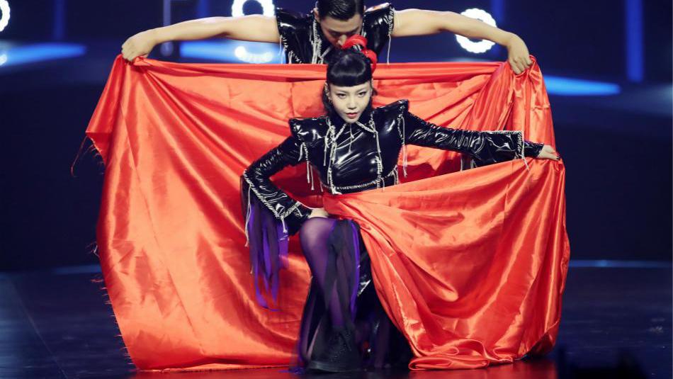 女舞者的角色时常变化,最常见的比喻是将女舞者看作斗牛士手中的斗篷