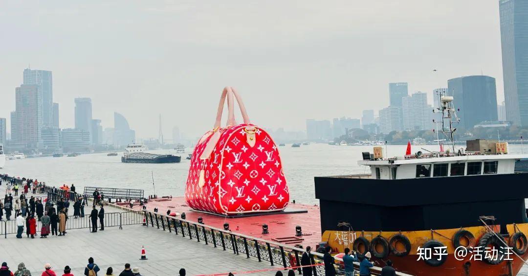 活动汪这个创意不错lv在上海黄浦江上打造一座巨型显眼包