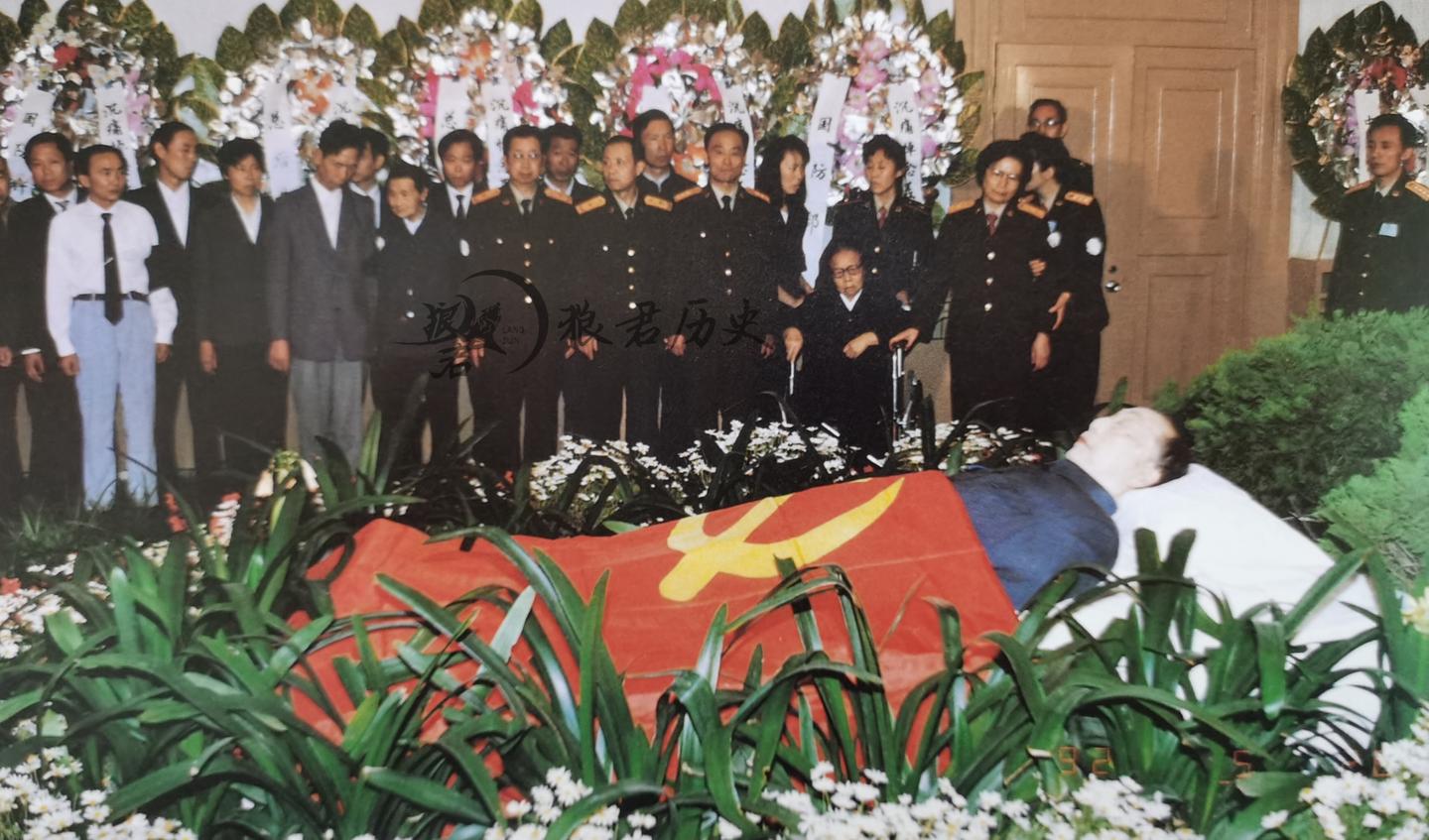 聂荣臻元帅珍贵老照片 追悼会万人送行 骨灰埋入松柏之下 知乎 聂荣臻元帅珍贵老照片 追悼会万人送行 骨灰埋入松柏之下 知乎