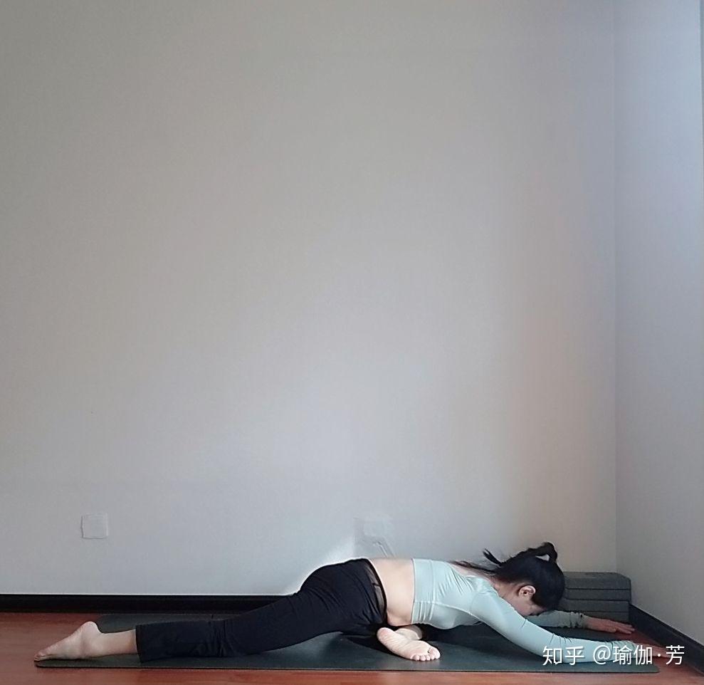 瑜伽体式精讲100讲-初级瑜伽体式第91式:睡天鹅式 - 知乎