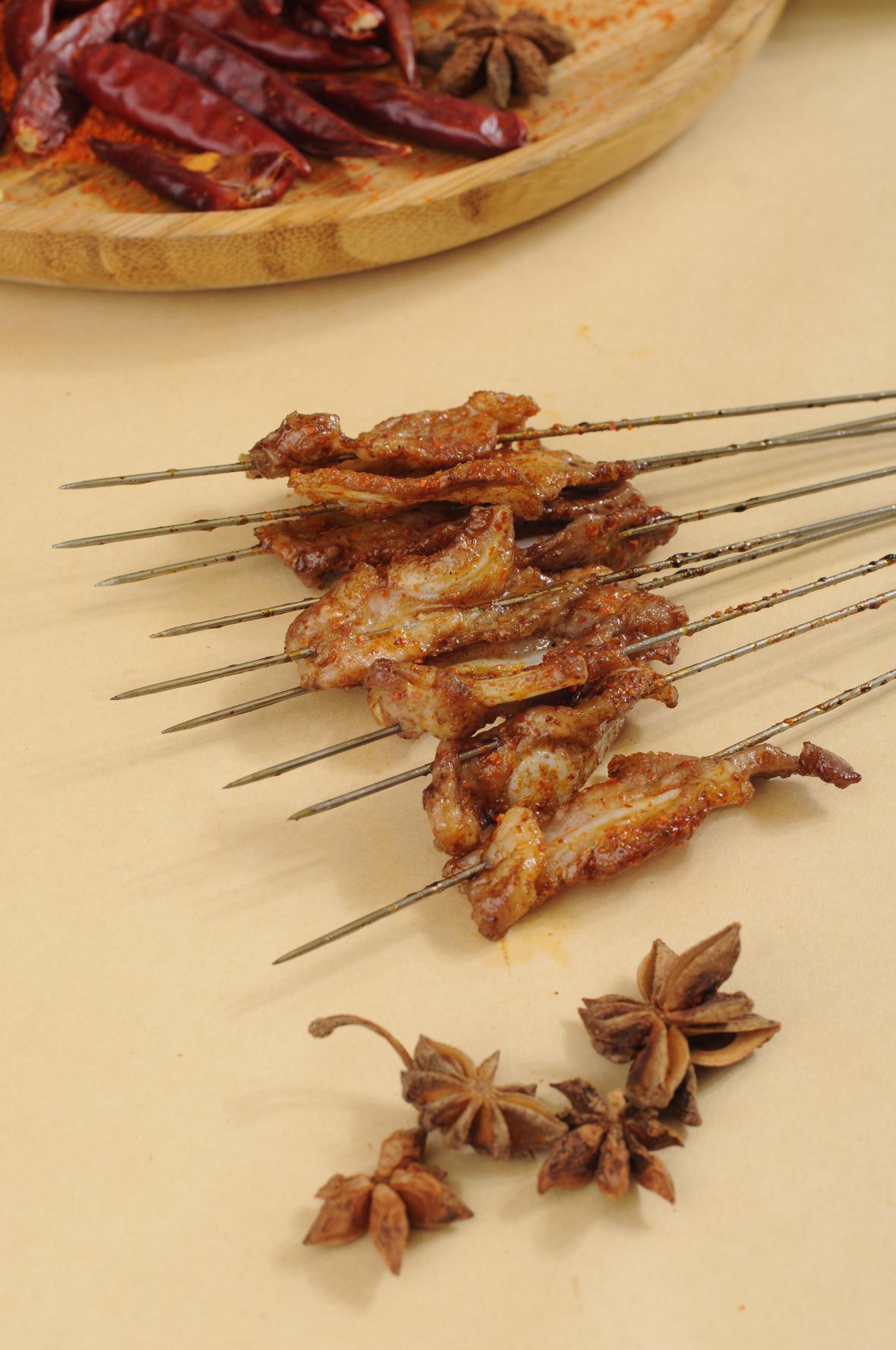 软筋是牛的外脊筋,虽然不知道具体是啥不过吃起来有点像小时候吃的"油