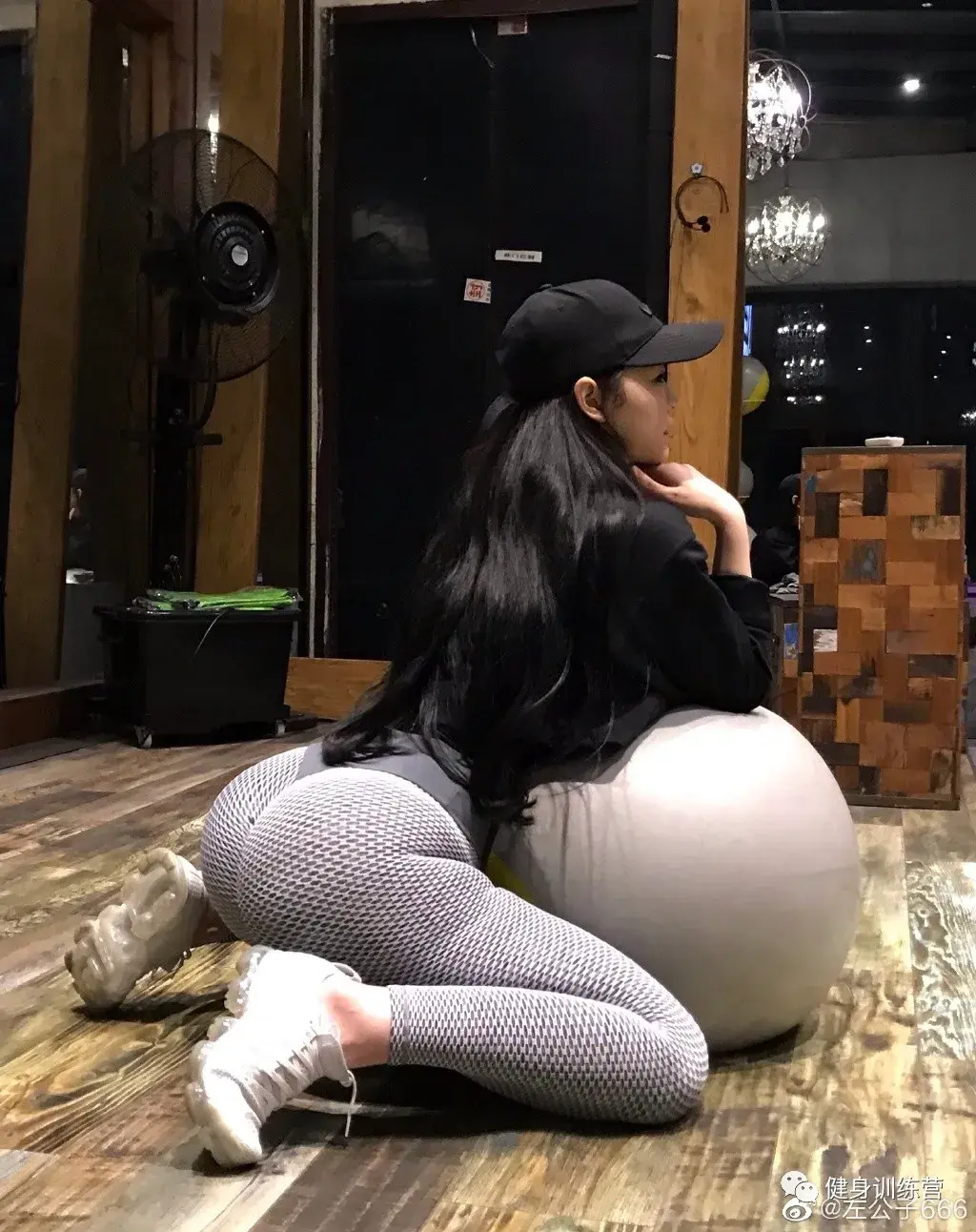 今年才21岁这姑娘微博名@左公子666是一位地道的成都妹子今天小编就给