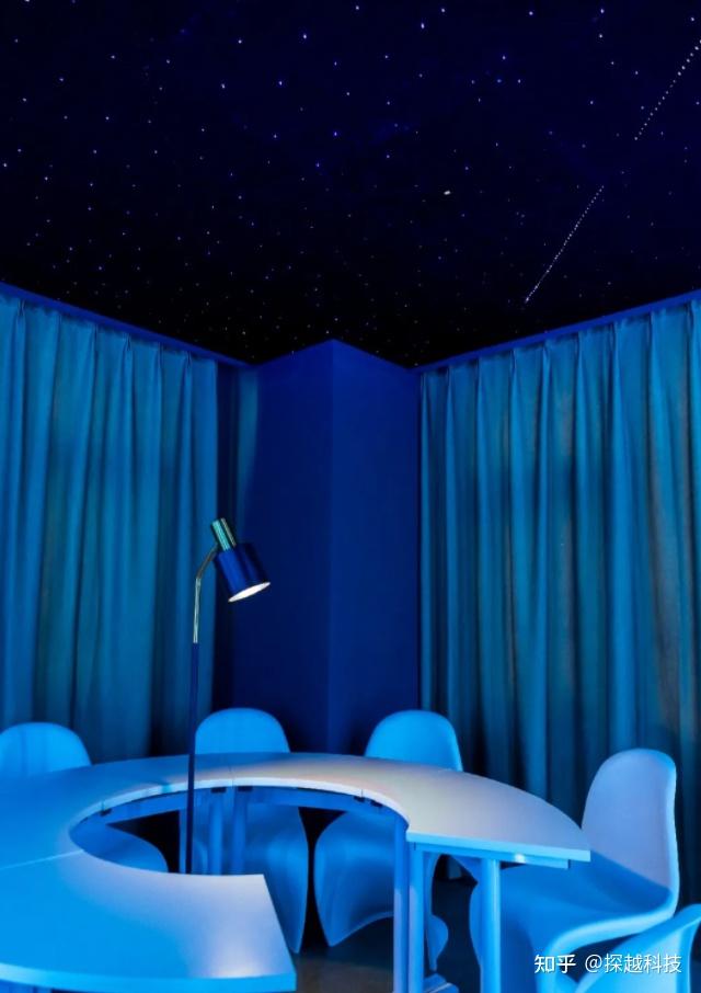 月环桌在星空之下,像是月亮的投影,星也缱绻,月亦清冷.