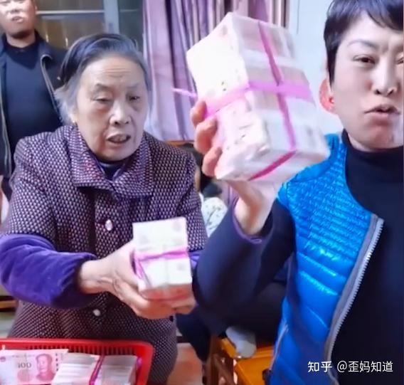 80万现金江西一外婆用筐发压岁钱网友发的豪爽领的淡定