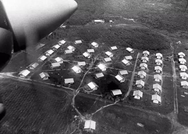 鸟瞰琼斯镇然而琼斯镇并非是信众的乌托邦,在这里,众人们过着贫穷的