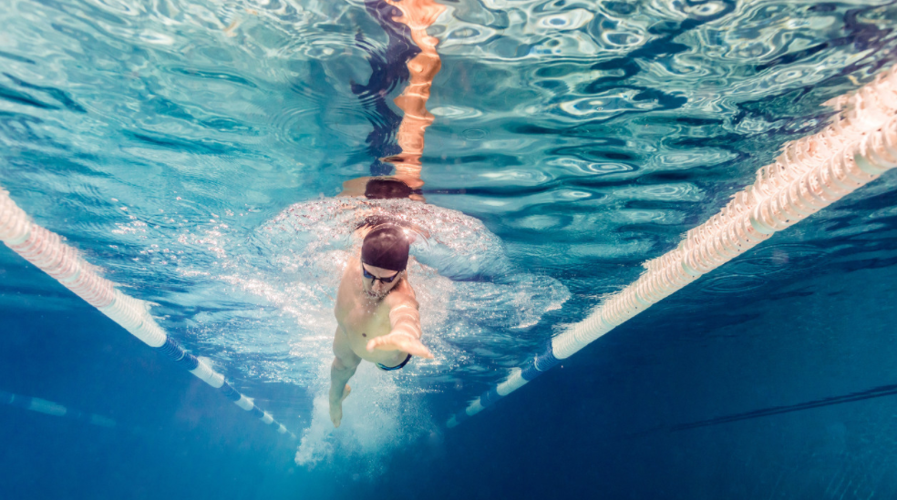让你的自由泳更舒展送肩前伸长直窄针对性训练方法