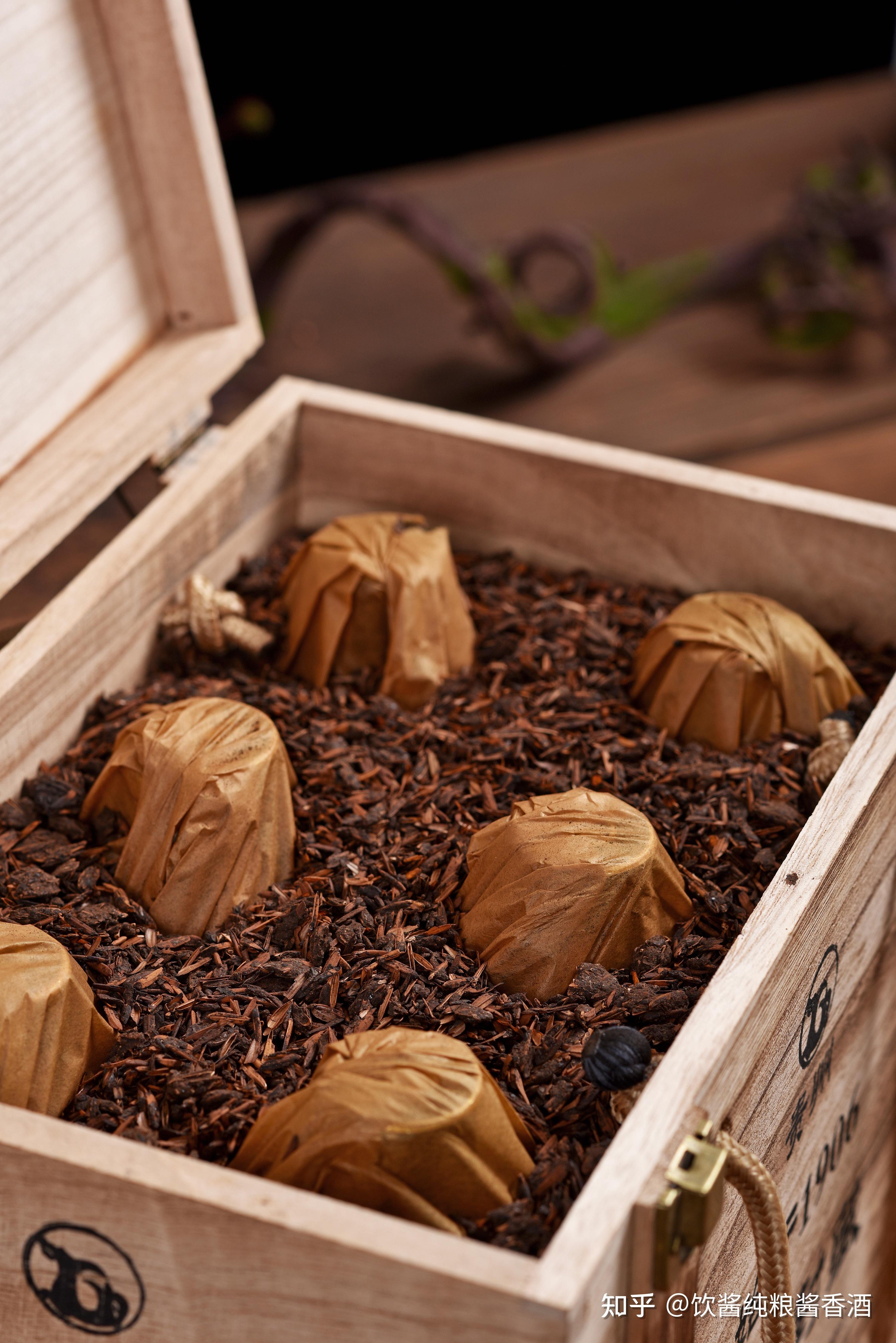 打开木制的盒子,一股浓郁的酱香味喷涌而出,周围是酒糟包裹着瓶身.